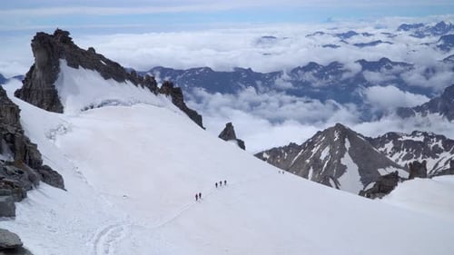 Gruppe von Bergsteigern in den Alpen