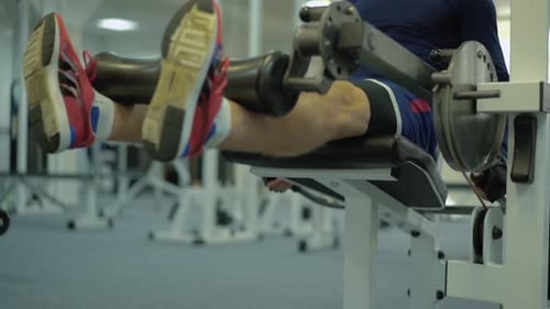 Homem realiza um exercício para fortalecer os músculos das pernas.