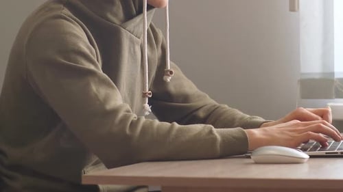 Junge Entwickler-Programmierer konzentriert sich auf Coding