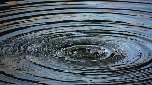 Wassertropfen und Wellen auf dem Seewasser 4