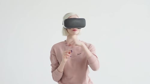Die Zukunft ist jetzt. Schöne junge Frau spielt Spiel in Vr-Brille