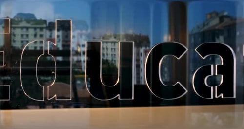 Cartas de educação de vidro e escritório em segundo plano