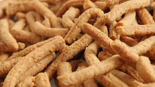 Panorámica sobre palitos de pan integrales fritos en aceite: primer plano, 4K, 2160p, 30 fps, imágenes UltraHD - Disminuir la velocidad