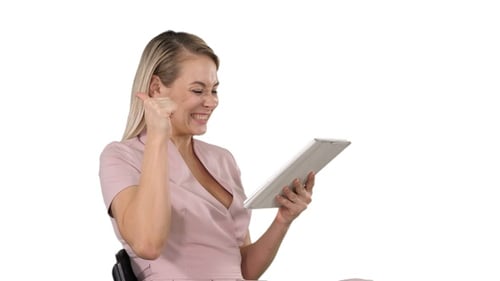 Frau sitzt und schaut sich Tablet-PC an und lächelt auf weißem Hintergrund.