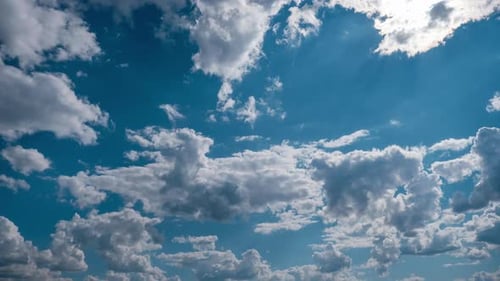 Wolken bewegen sich im blauen Himmel Zeitraffer Hellweiß geschwollener Wolkenraum