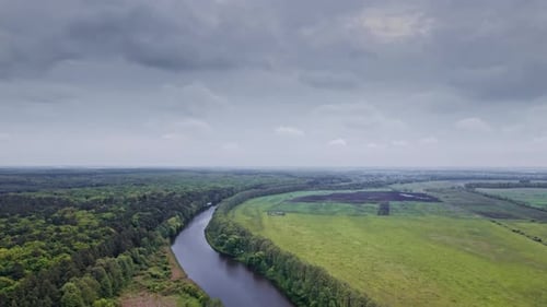 Luftaufnahme von Fluss und Feld
