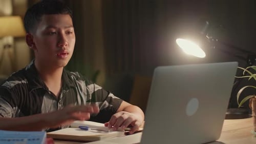 Teenager, der online vom Laptop aus lernt, die Hand heben, Fernunterricht online