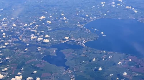 Kippen Sie die Aufnahmen des Flugzeugflügels des Airbus A320, der am blauen Himmel hochfliegt. Reise- und Luftverkehr