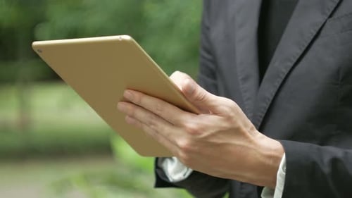 Utilisation de tablette homme d'