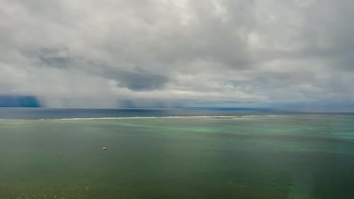 Time Lapse Seascape Blue Sea Sky con nubes e islas