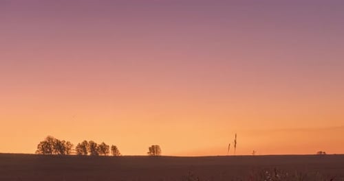 Flat Hill Meadow Zeitraffer bei Sonnenaufgang im Sommer. Wilde Natur und ländliches Grasfeld. Sonnenstrahlen