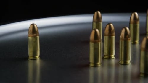 Filmmusik rotierende Aufnahme von Kugeln auf einer metallischen Oberfläche - BULLETS 053