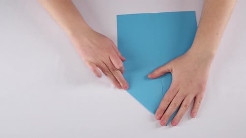 Origami-Flugzeugpapier. Weiß. Zeitraffer