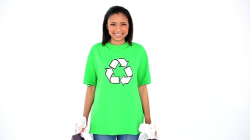 Activista medioambiental atractiva feliz con sacos