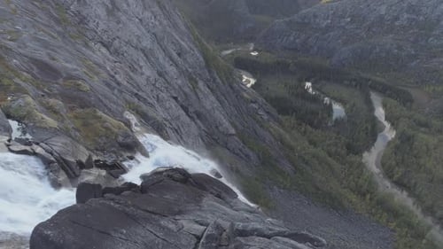 Ansicht eines Wasserfalls von oben