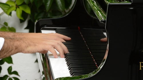 Manos tocando piano