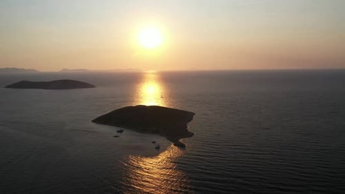 Sonnenuntergang und Insel Drohne 2