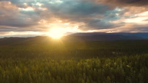 Vista do vale cênico cercado por montanhas ao pôr do sol
