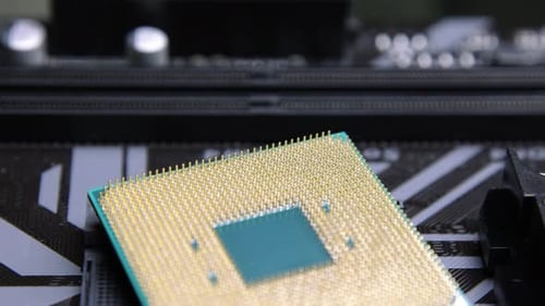 Puce
d'ordinateur CPU. Processeur sur prise sur la carte mère. Technologies, électronique nanomètres