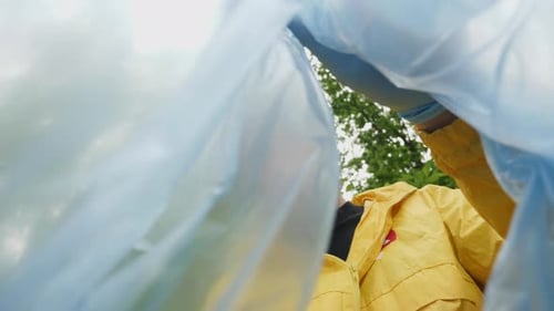 Voluntario de conservación ambiental limpiando un bosque