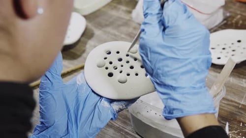 Le maître potier émaille la faïence dans son atelier