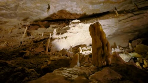 Blick in das Innere der unterirdischen Höhle Konzept von Abenteuer und Höhlenforschung