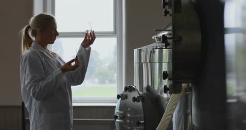 Ouvrière travaillant dans une distillerie 4k