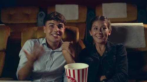 Gente y público viendo películas en el cine