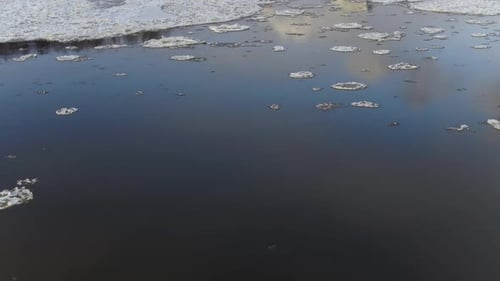 Über den eiskalten Fluss fliegen