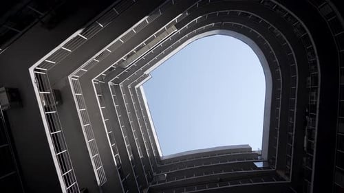 Eine untere Perspektive eines abgerundeten Gebäudes. Immobilien. Moderner Hochbau. Extern
