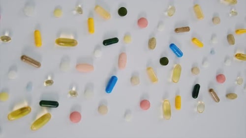 Pastillas, vitaminas y suplementos sobre la mesa