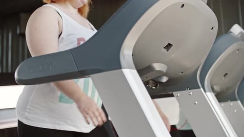 Übergewichtige Frau im Fitnessstudio