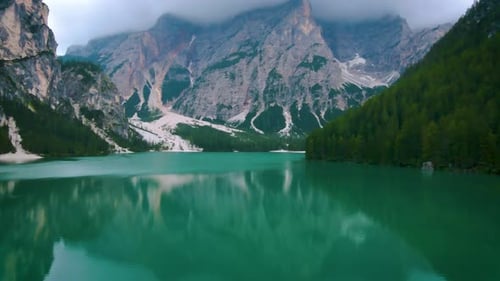 Prager Wildsee Spektakulärer romantischer Ort mit typischen Holzbooten am Alpensee Lago Di