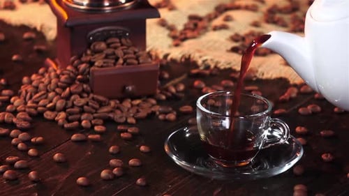 Tasse frischen duftenden Kaffees zum Frühstück. Zeitlupe