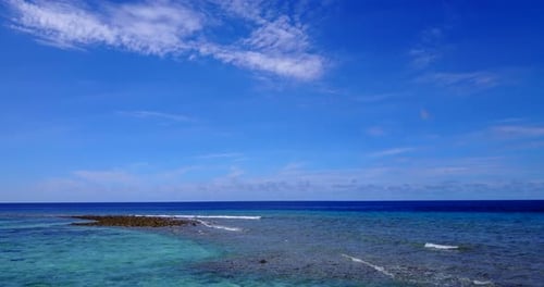 Hermosa foto espacial de copia de un Zumbido de una playa paradisíaca de arena blanca y un fondo de agua azul aguamar