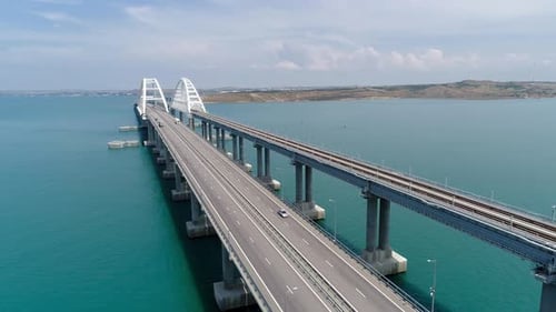 Wunderschöne Meereslandschaft mit Krim-Hängebrücke