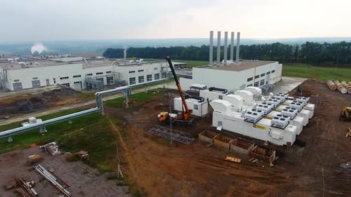 Großes Industriegebiet mit Pflanzen-Luftaufnahme. Viele Fabriken aus der Luft.