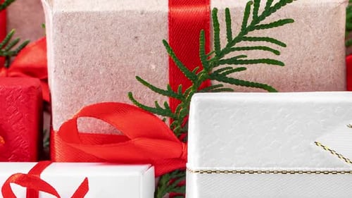 Stapel schöner Geschenkboxen auf weißem Hintergrund