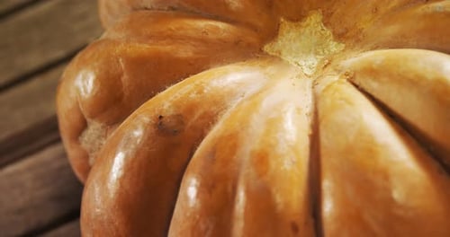 Halloweenkürbis auf einem Holztisch 4k