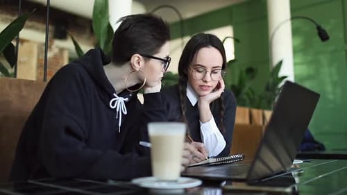 Hablar de chicas jóvenes que trabajan en un proyecto