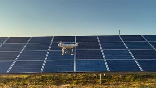 Die Drohne überwacht Solarmodule