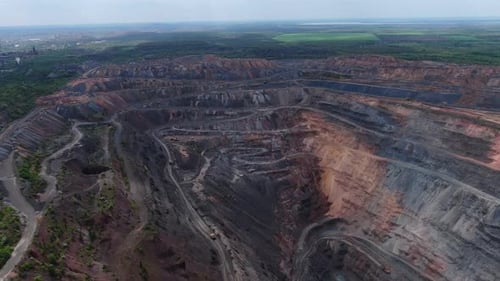 Aufnahmen der Bergbauindustrie von einem riesigen Steinbruch mit Straßen darin Film Getreide