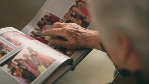 Anciana con álbum de fotos