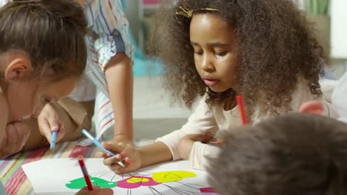 Zeichenposter für Kinder in Nahaufnahme