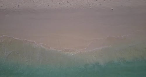 Tagsüber Vogelaugenkopie Weltraumaufnahme eines weißen Sandparadiesstrandes und blauem Ozeanhintergrund in Farbe