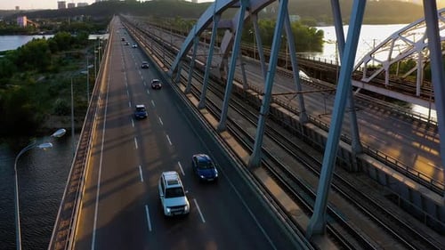 Autobahnbrücke mit Autoverkehr am Abend