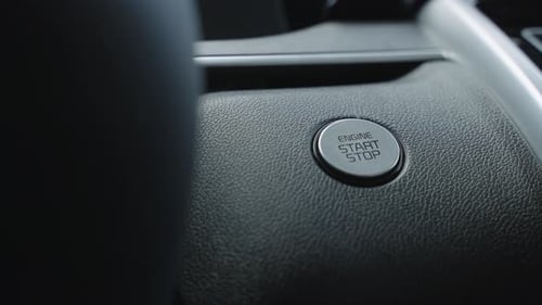 Motorstart-Stopp-Taste aus einem modernen Fahrzeuginnenraum