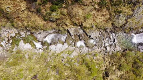 Vue aérienne de la cascade qui coule dans les rochers de la montagne