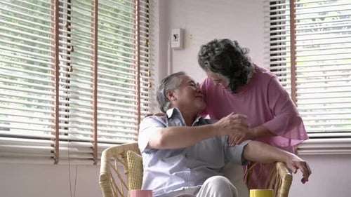Homem sênior feliz com a família
