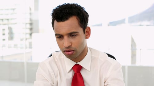 Bel homme d'affaires froncé souffrant d'un mal